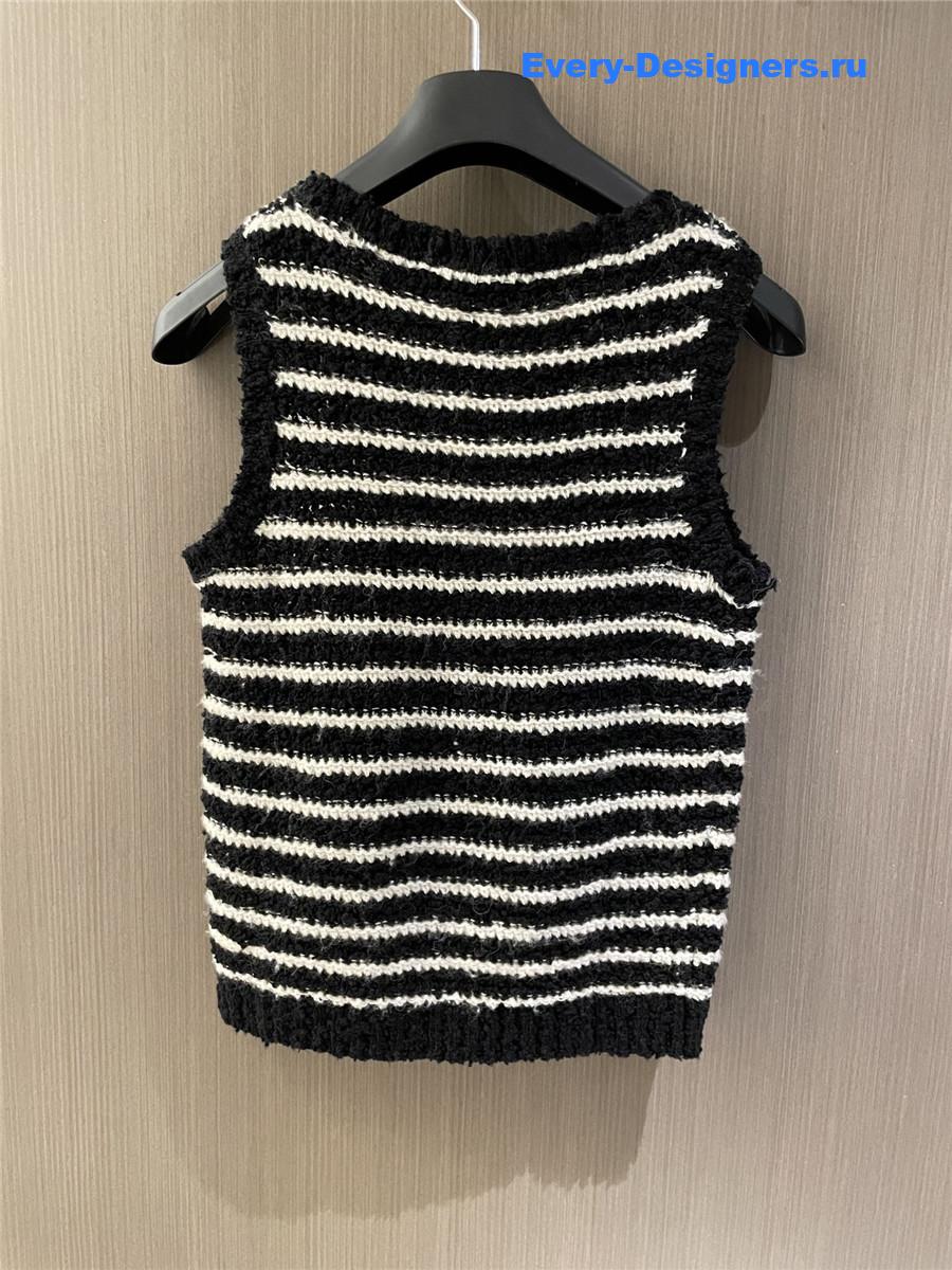 D10r cd black white striped vest