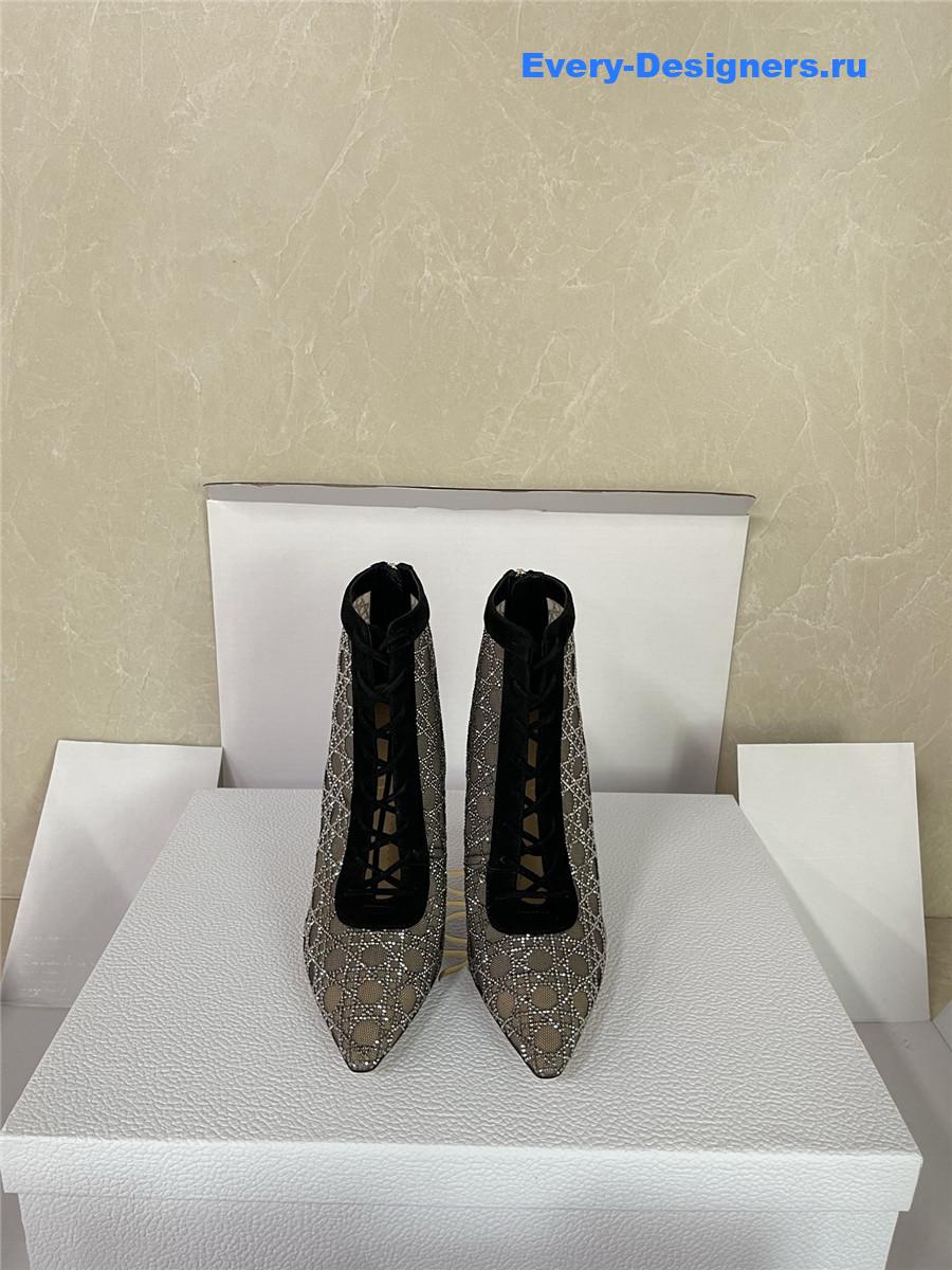 D10r capture heeled ankle boots