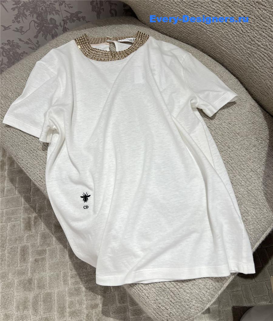 D10r white t-shirt with gold collar