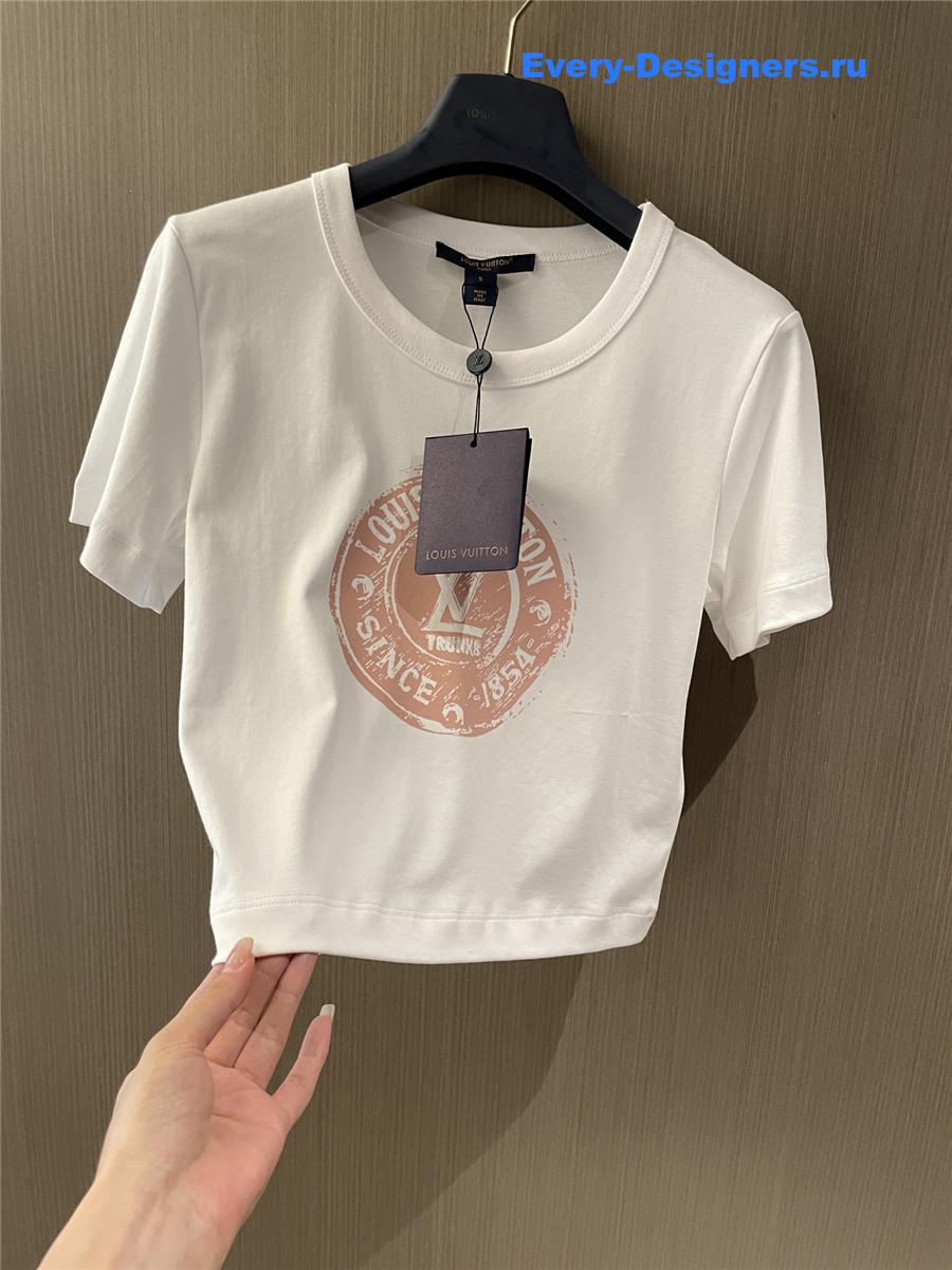 l0vis Vvtt0n lv stamp crop top