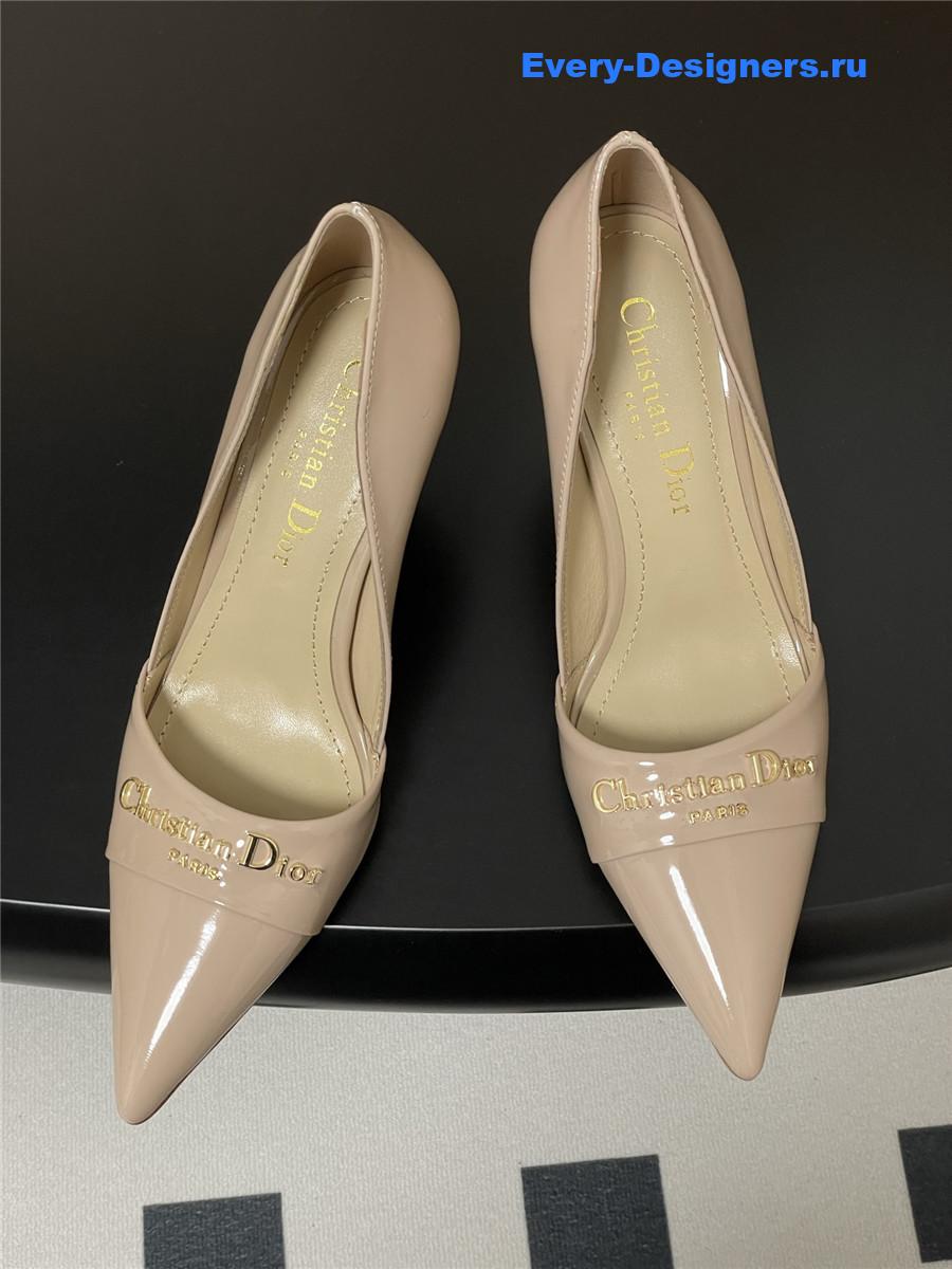 D10r beige patent pumps