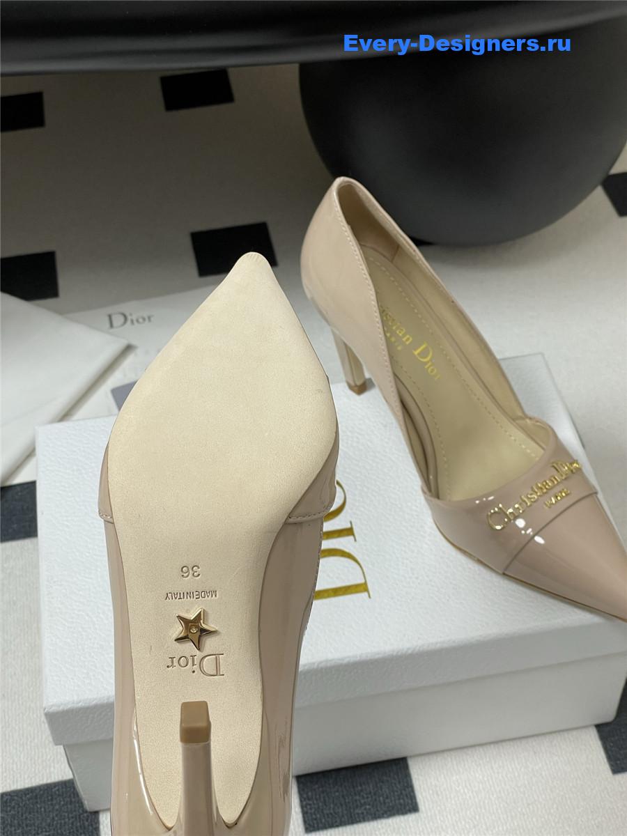 D10r beige patent pumps