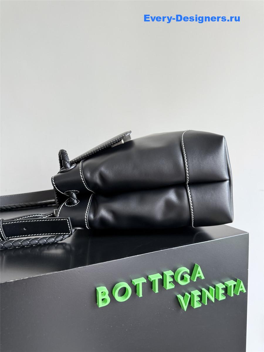 b0tt*ga Ven*ta andiamo black leather messenger bag