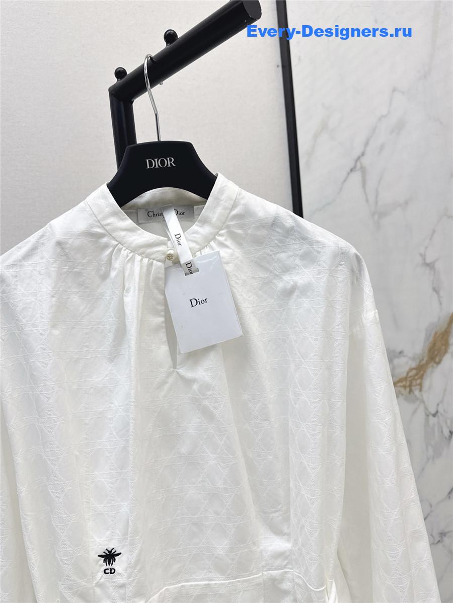 D10r cd white waist shirt