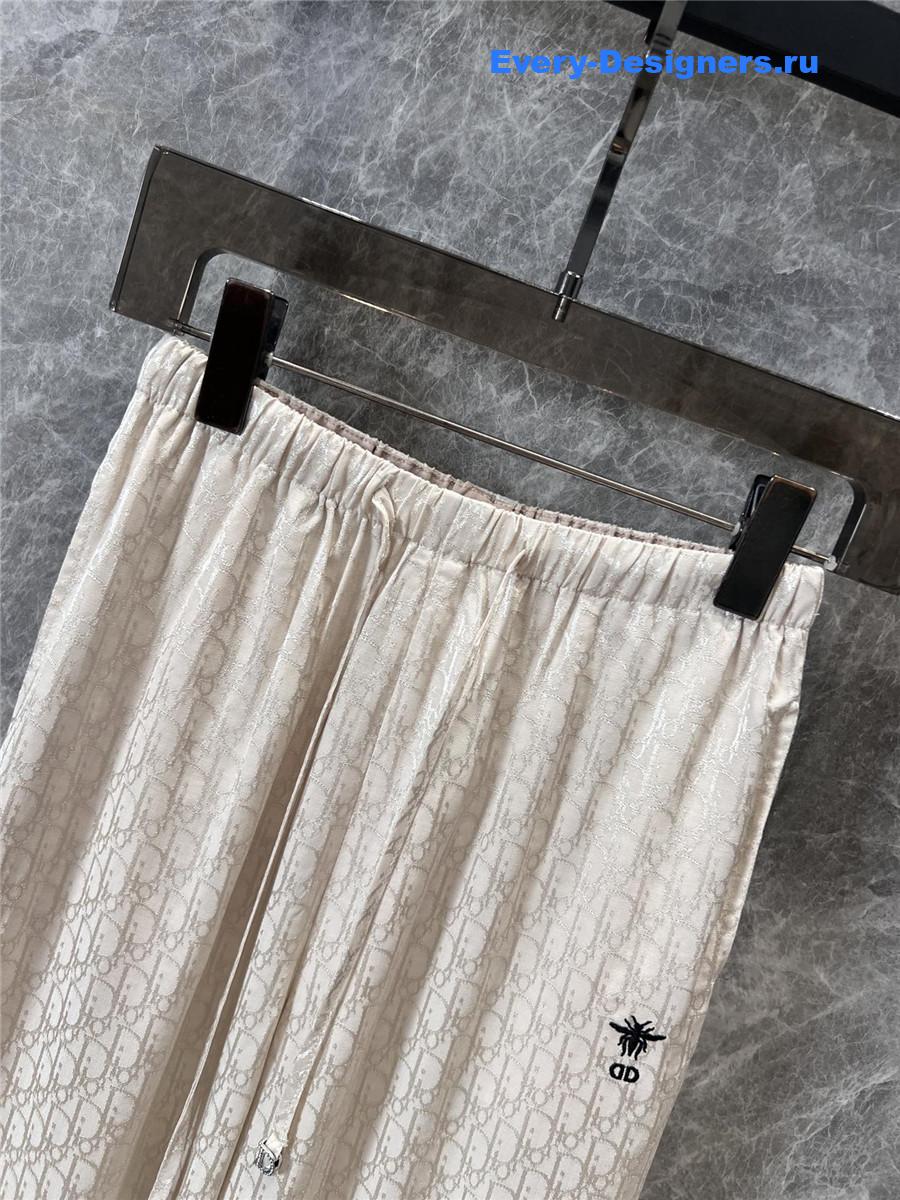 D10r bee embroidered trousers in beige