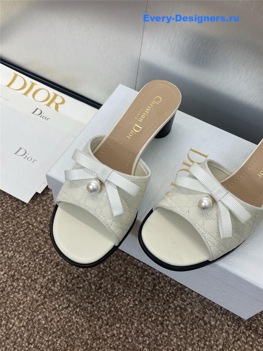 D10r 30 montaigne white calfskin slides