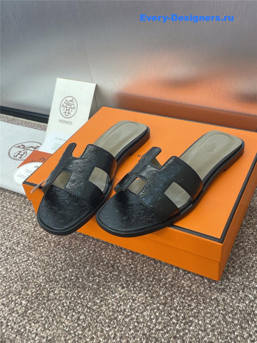 H**me5 black ostrich oran sandals