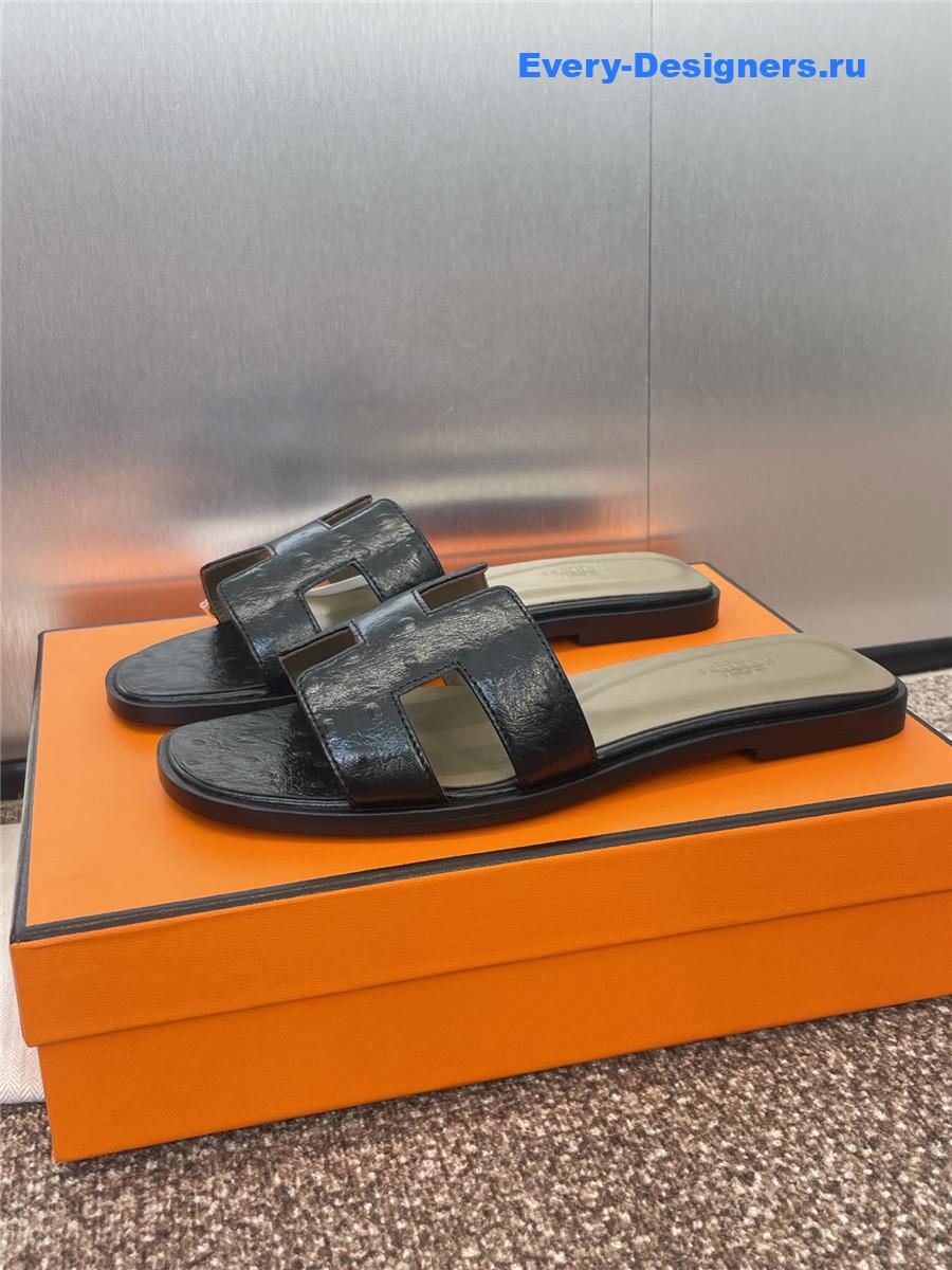 H**me5 black ostrich oran sandals