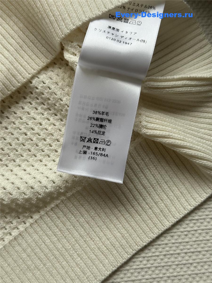 D10r white turtleneck zip vest