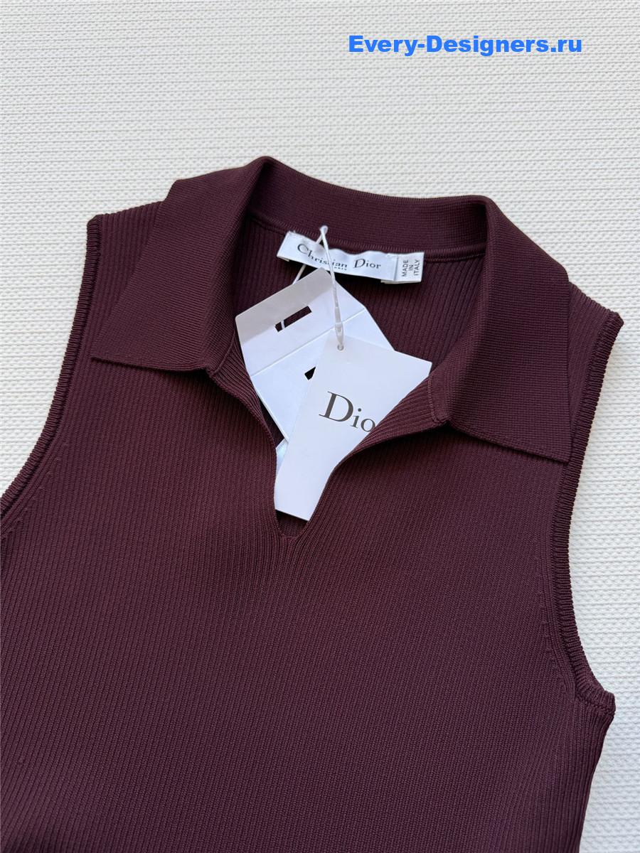 D10r sleeveless pleated burgundy mini dress