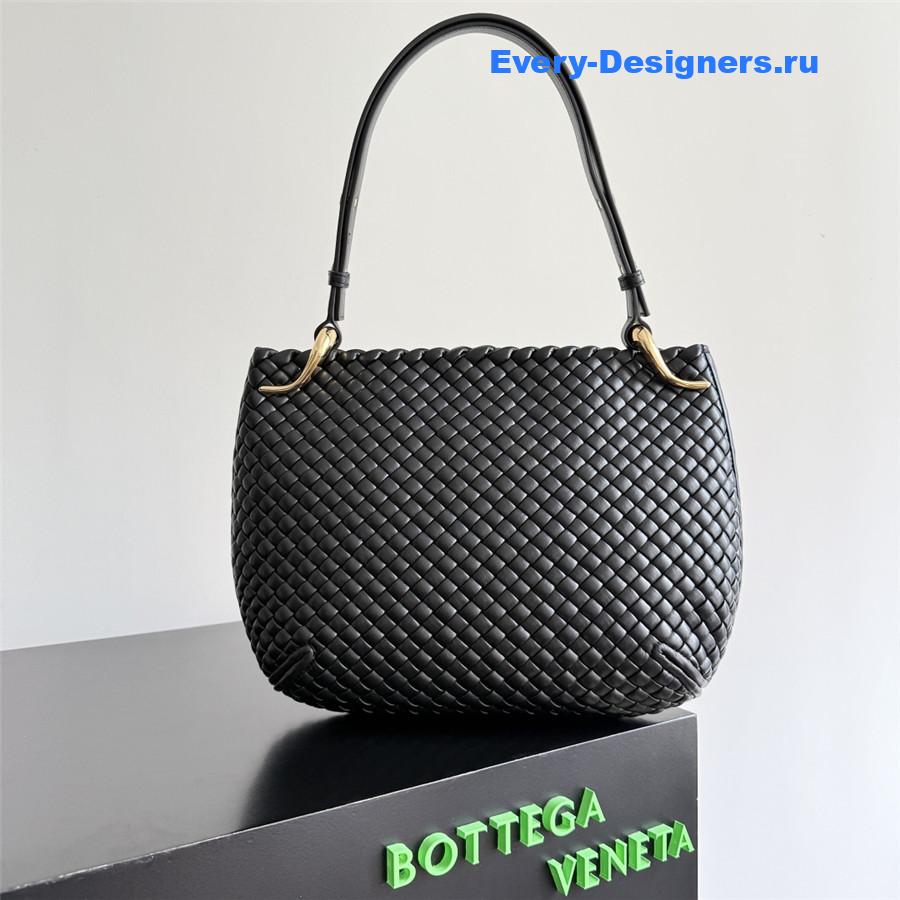 b0tt*ga Ven*ta pipe medium shoulder bag in black