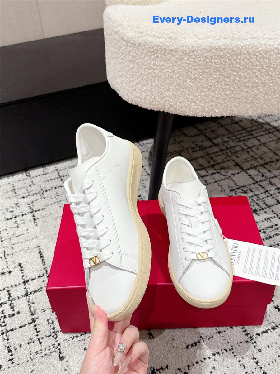 Va1e*ntin0 rockstud white sneakers