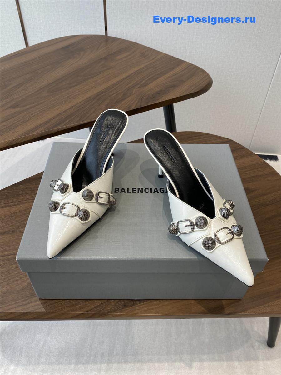 Ba1en*iaga cagole white pumps