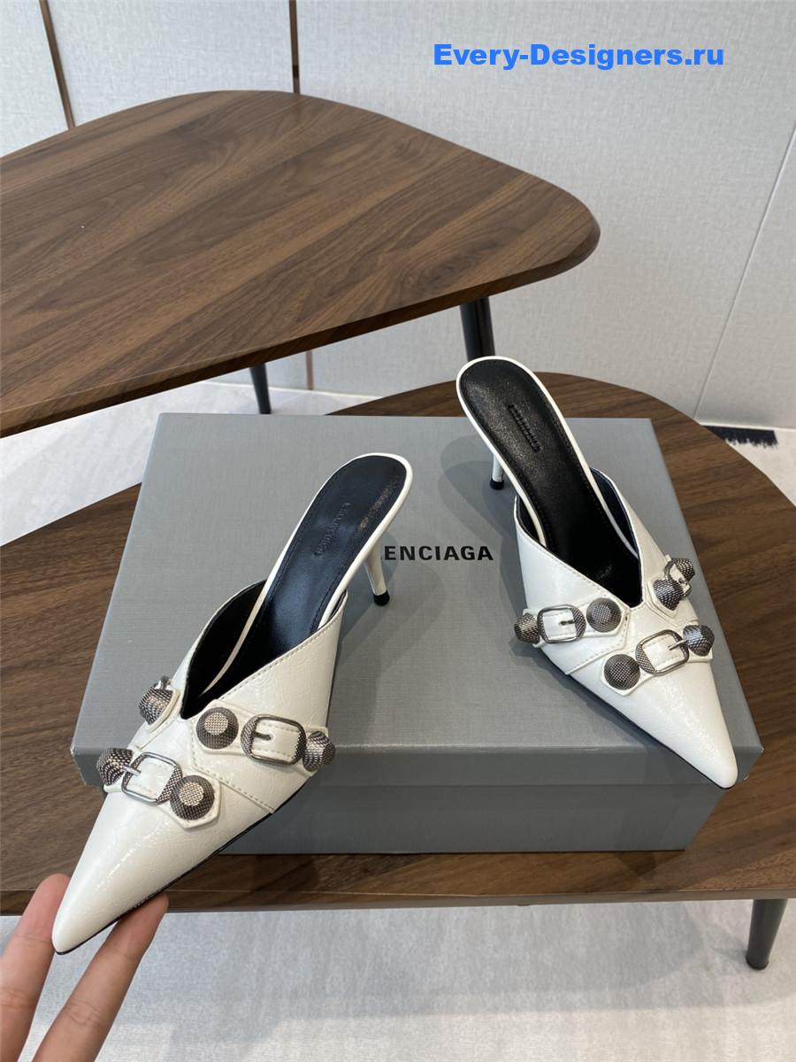 Ba1en*iaga cagole white pumps