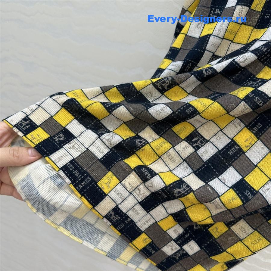 H**me5 mosaic print top