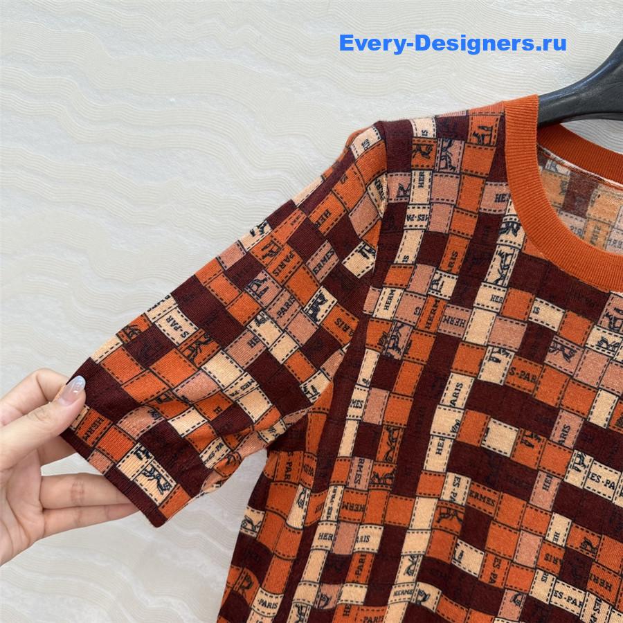 H**me5 red mosaic print top