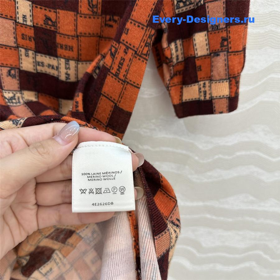 H**me5 red mosaic print top