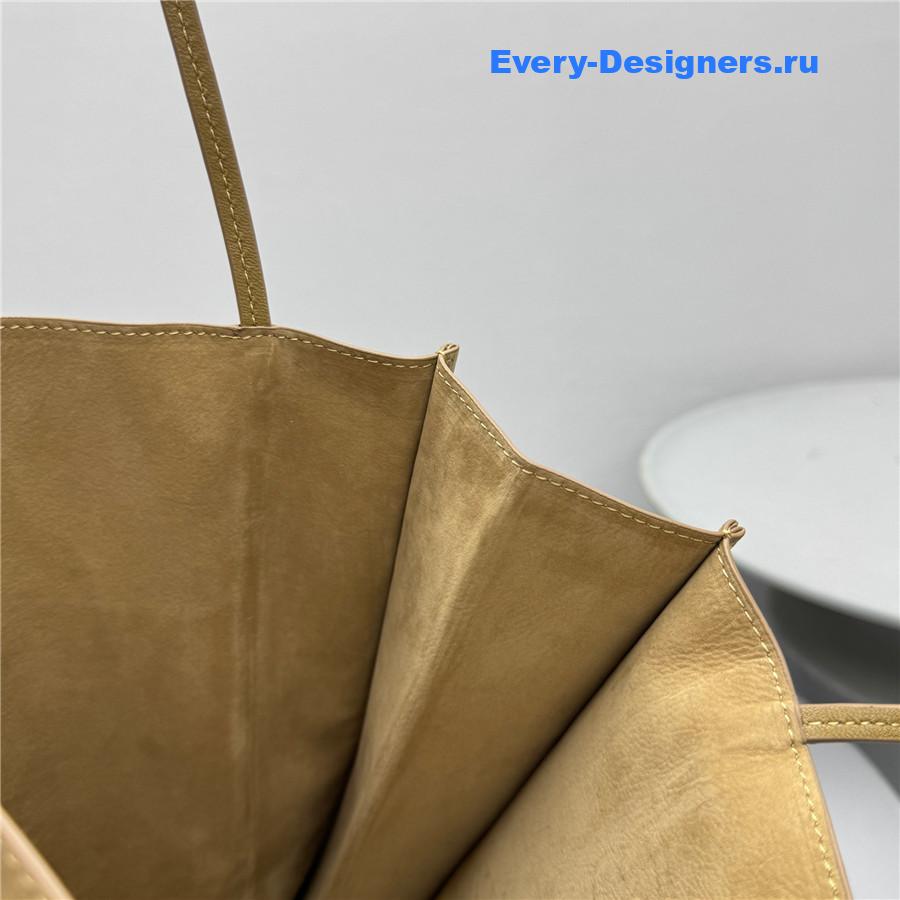 The R0w yellow small to go tote