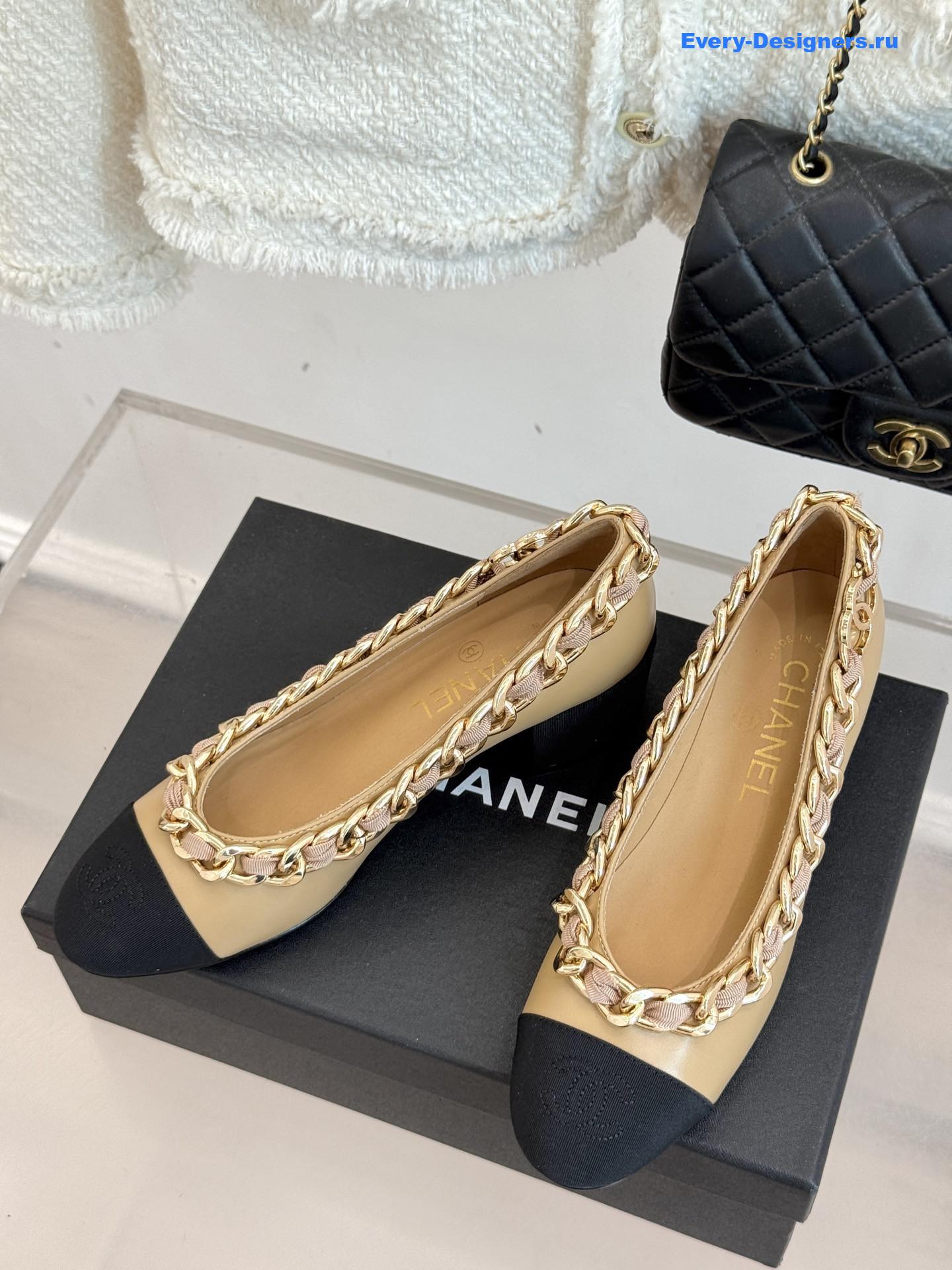 Ch**el beige tweed chain pumps