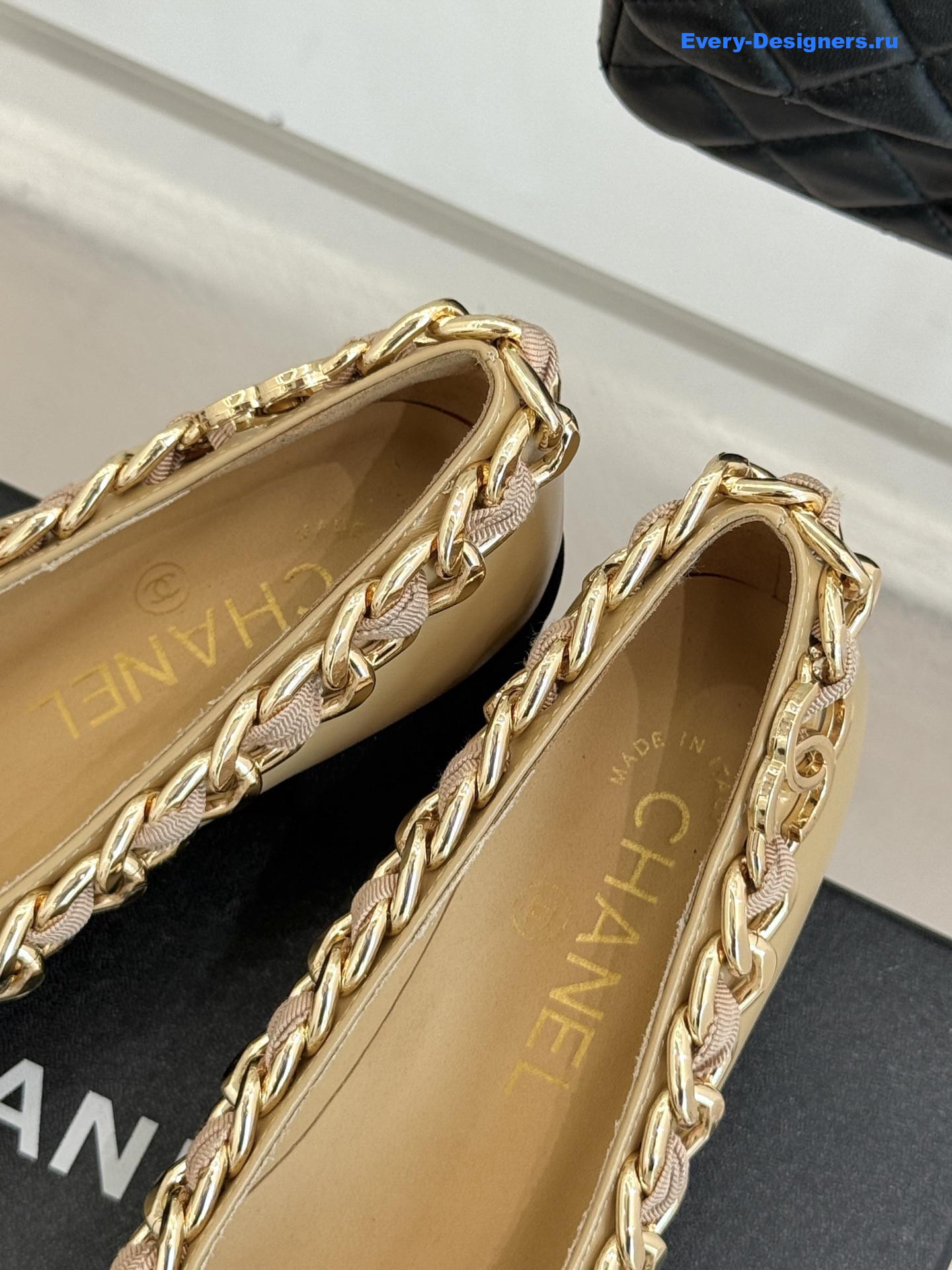 Ch**el beige tweed chain pumps