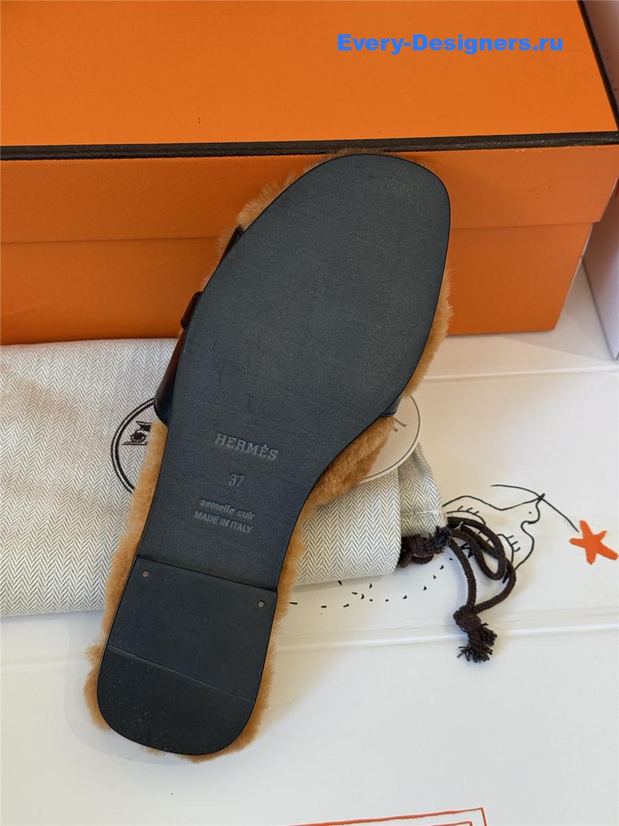 H**me5 kelly buckle brown wool slippers