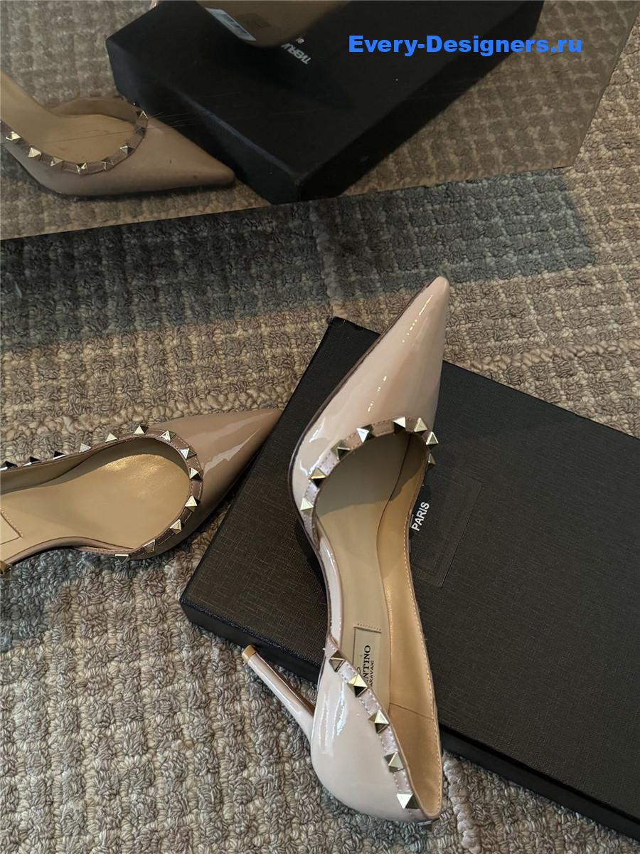 Va1e*ntin0 garavani rockstud pumps in beige patent leather