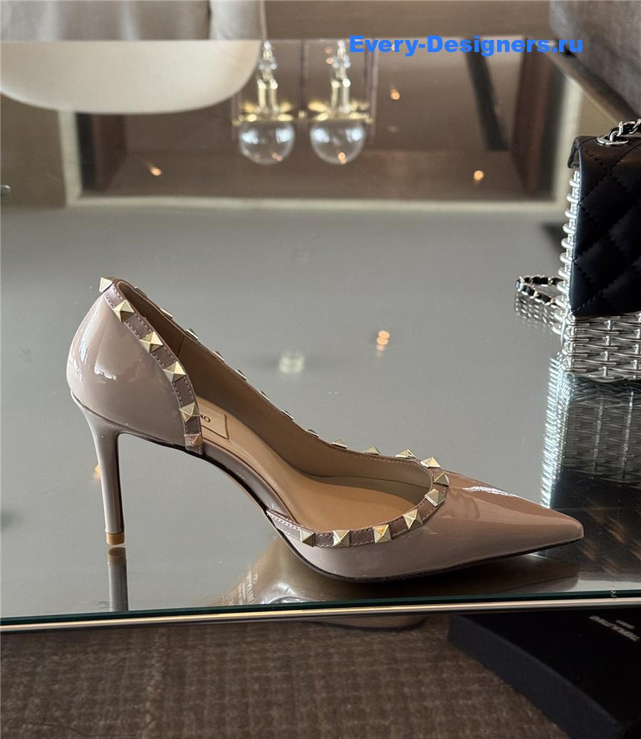 Va1e*ntin0 garavani rockstud pumps in beige patent leather