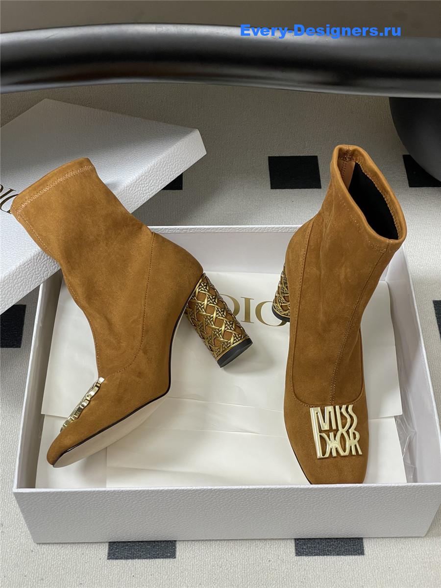 D10r brown suede block heel ankle boots