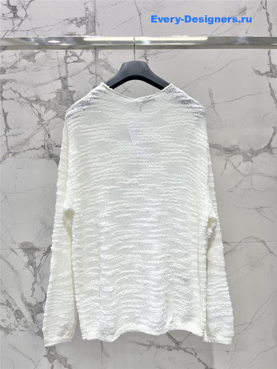 D10r loose white long-sleeved knit top