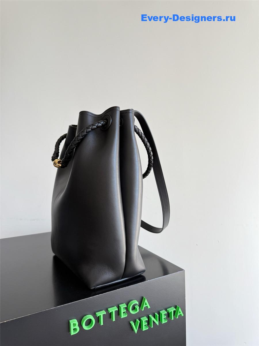 b0tt*ga Ven*ta black andiamo bucket bag