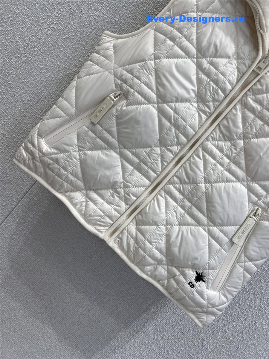 D10r white cd plaid quilted vest