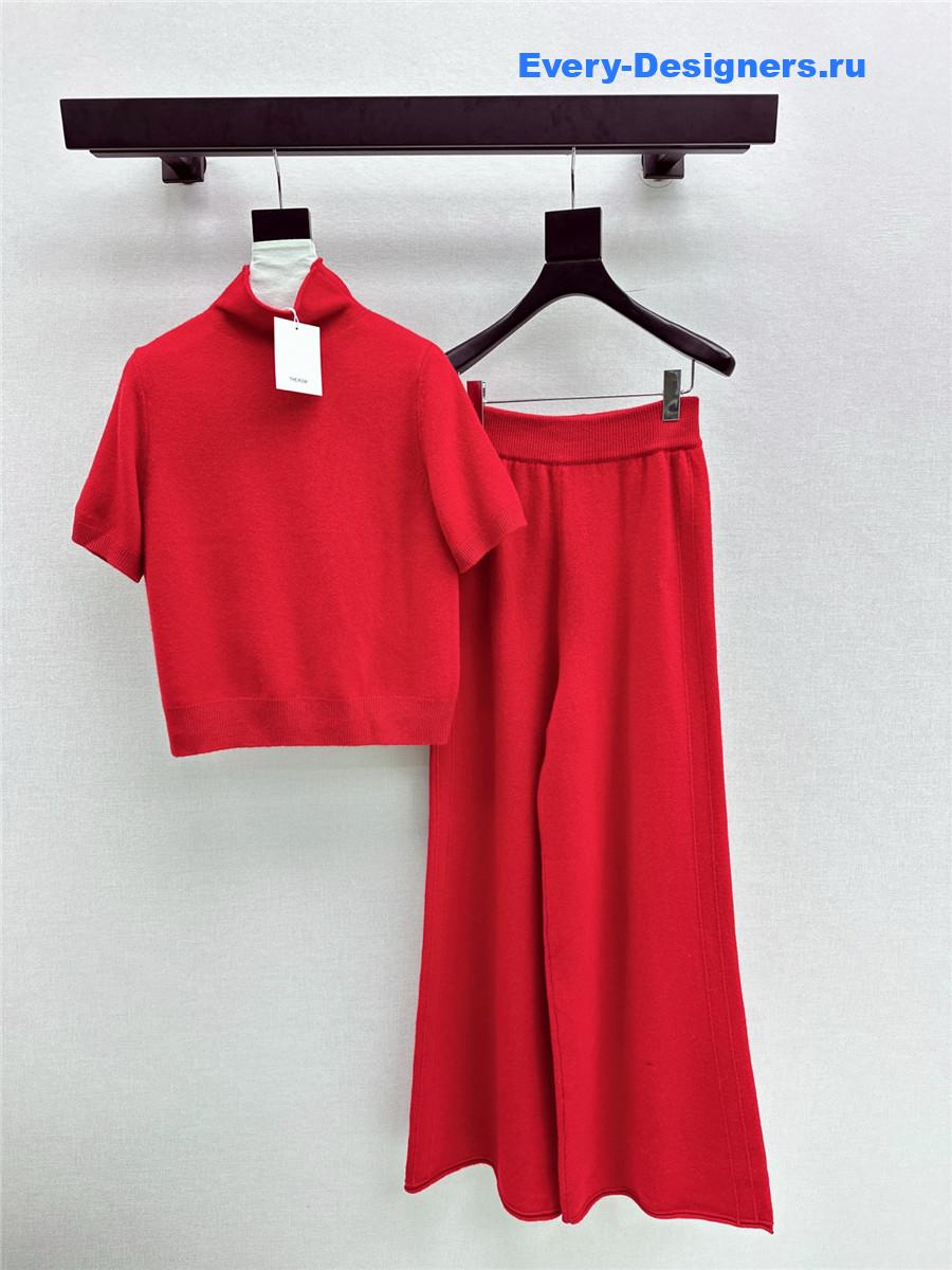 The R0w red turtleneck short-sleeved suit