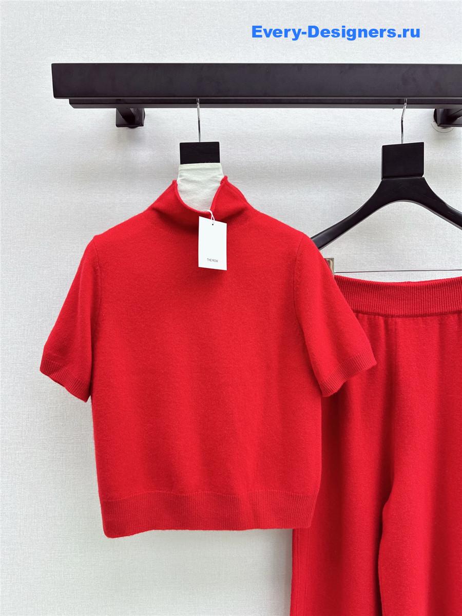 The R0w red turtleneck short-sleeved suit