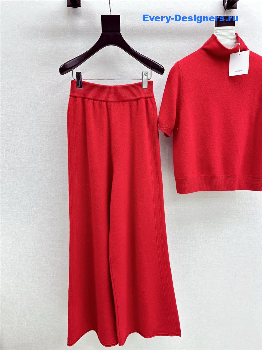 The R0w red turtleneck short-sleeved suit