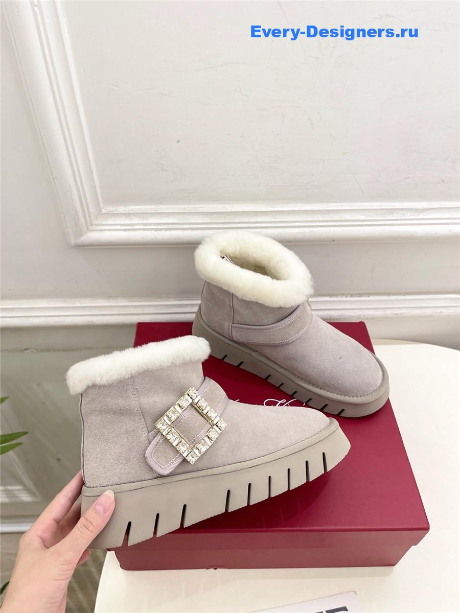 roger vivier viv’ winter fur D1am0nd button suede boots