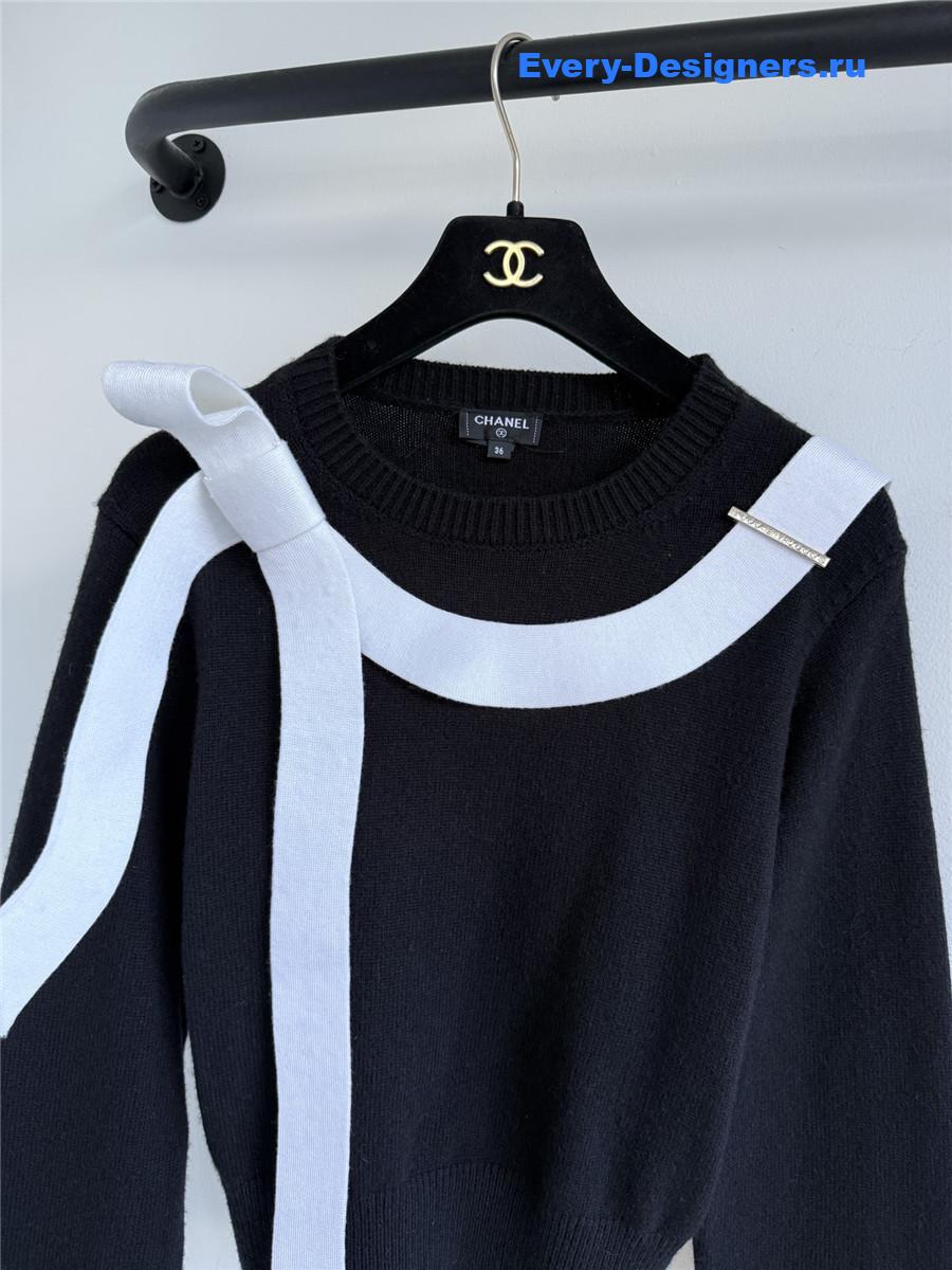 Ch**el contrast bow knit sweater