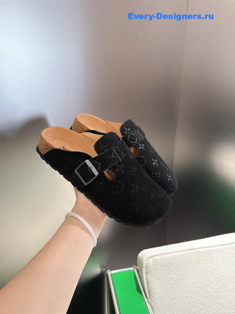 l0vis Vvtt0n lv to-go flat black comfort clog