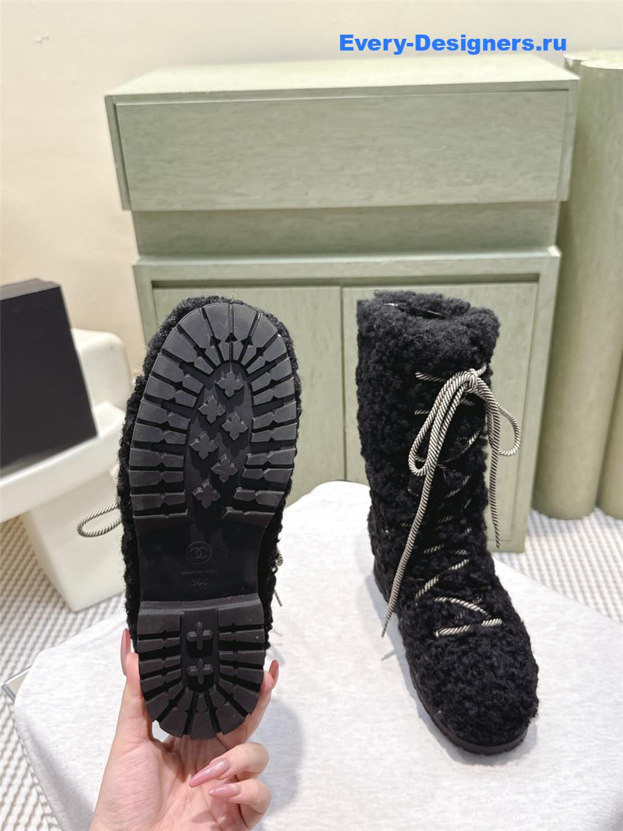Ch**el lambswool black snow boots