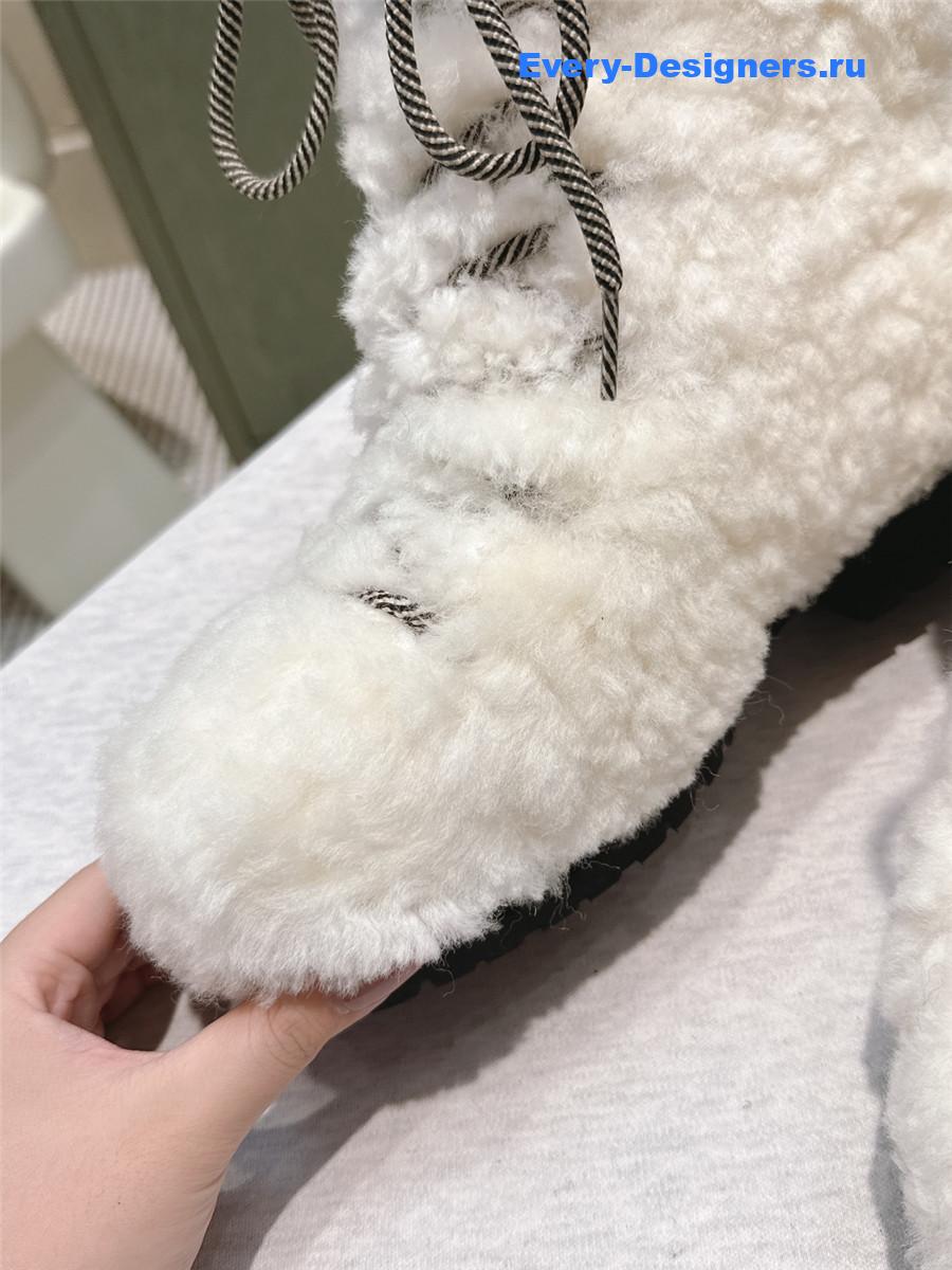 Ch**el lambswool white snow boots