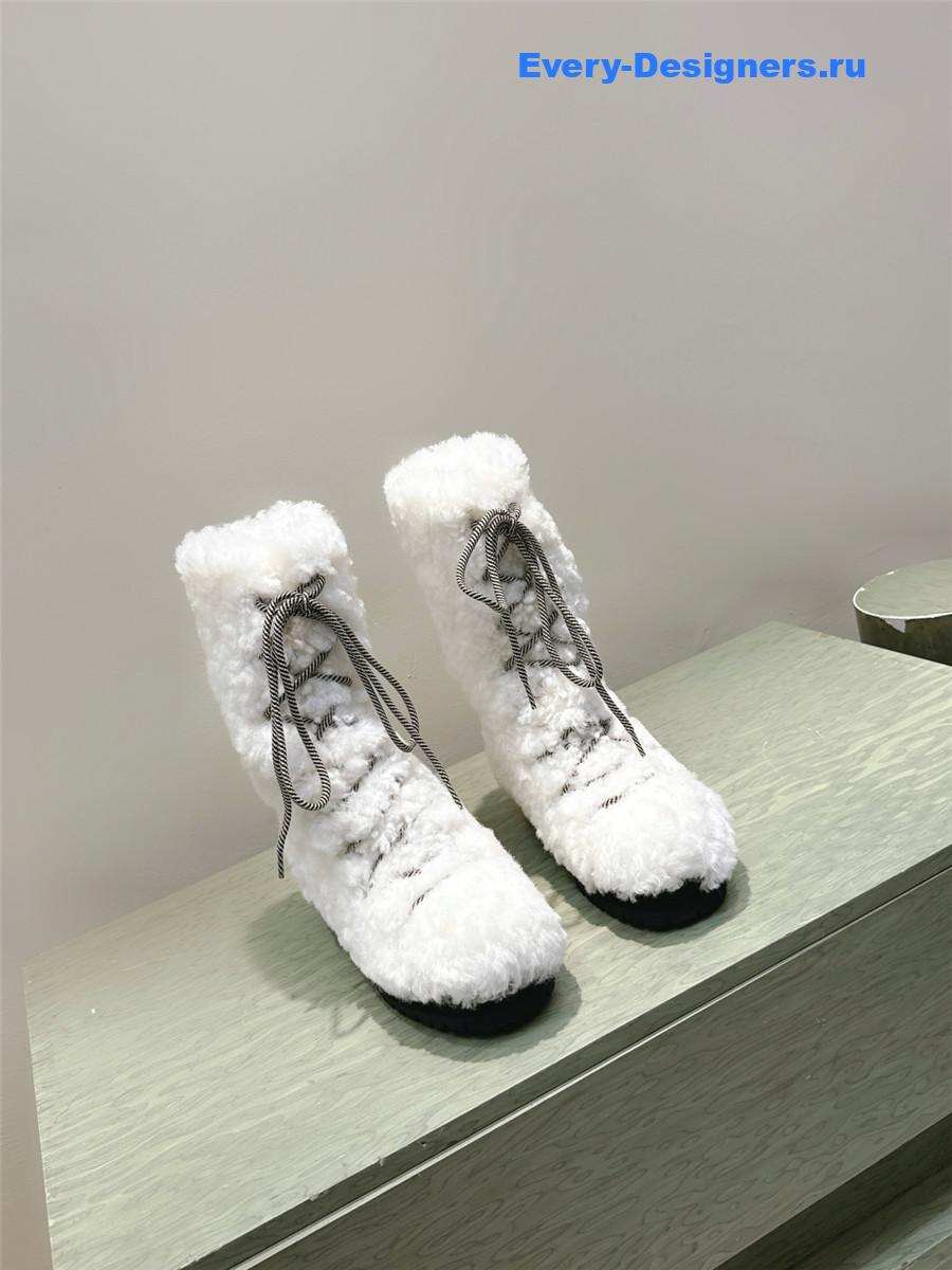 Ch**el lambswool white snow boots