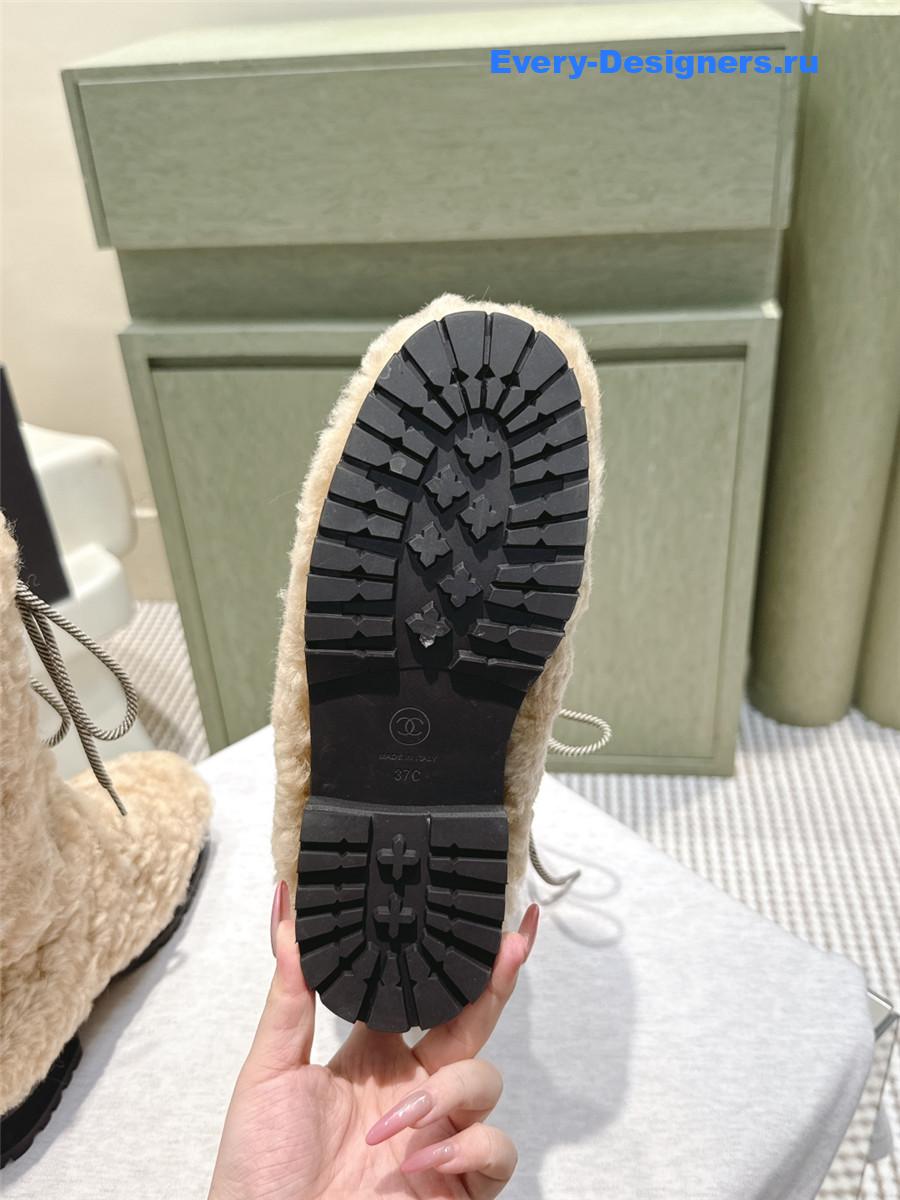 Ch**el lambswool beige snow boots