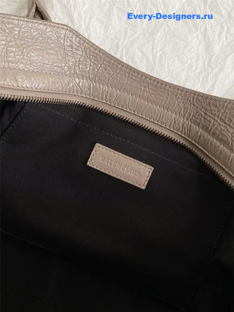 Ba1en*iaga le city east-west bag