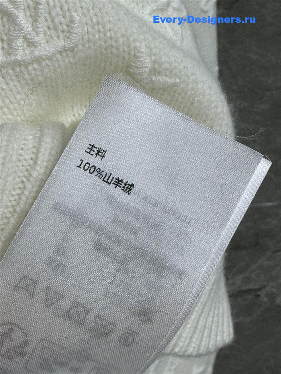 l0vis Vvtt0n white 3d monogram knit pullover