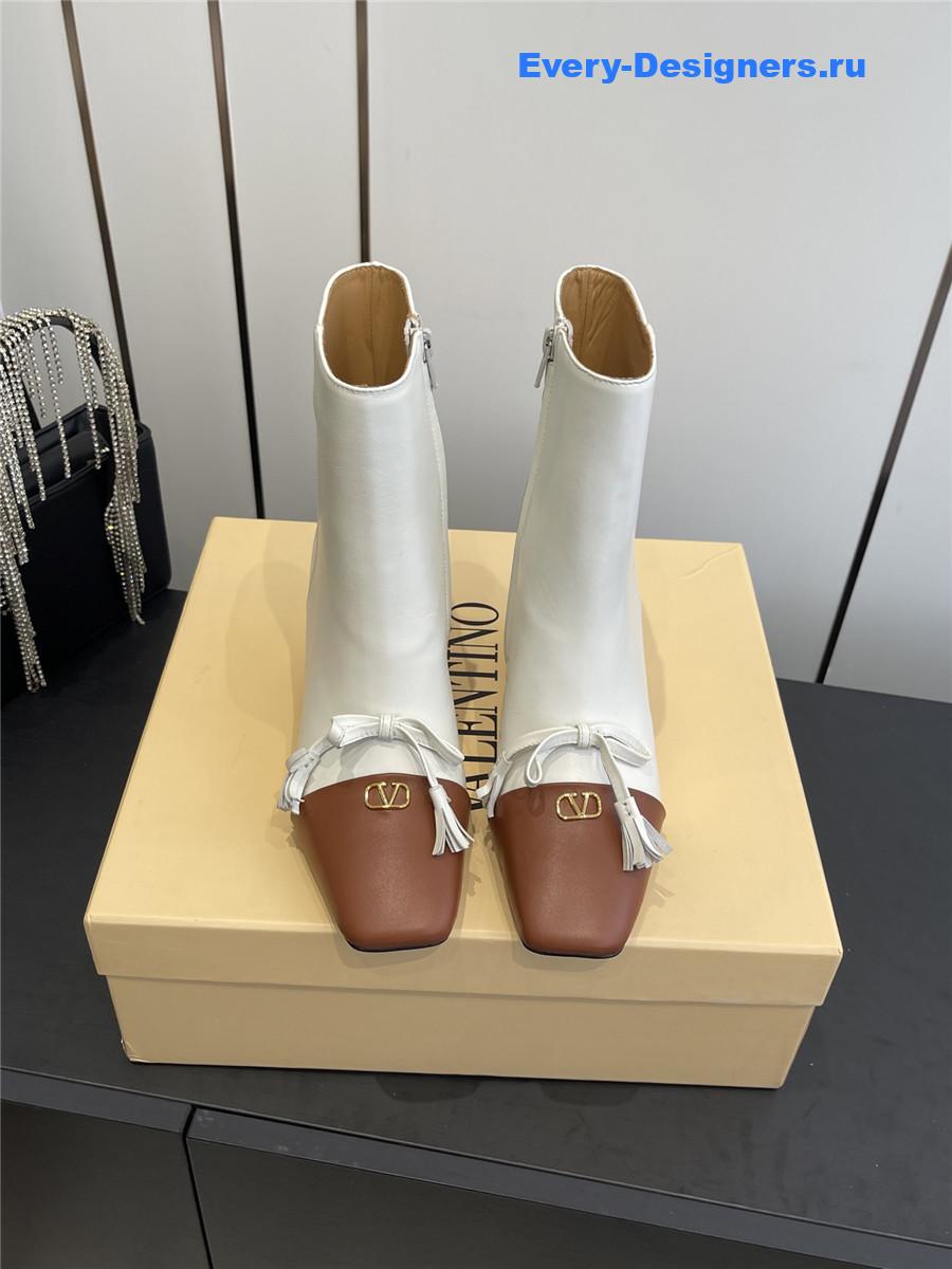 Va1e*ntin0 garavani beige valet du roi boot