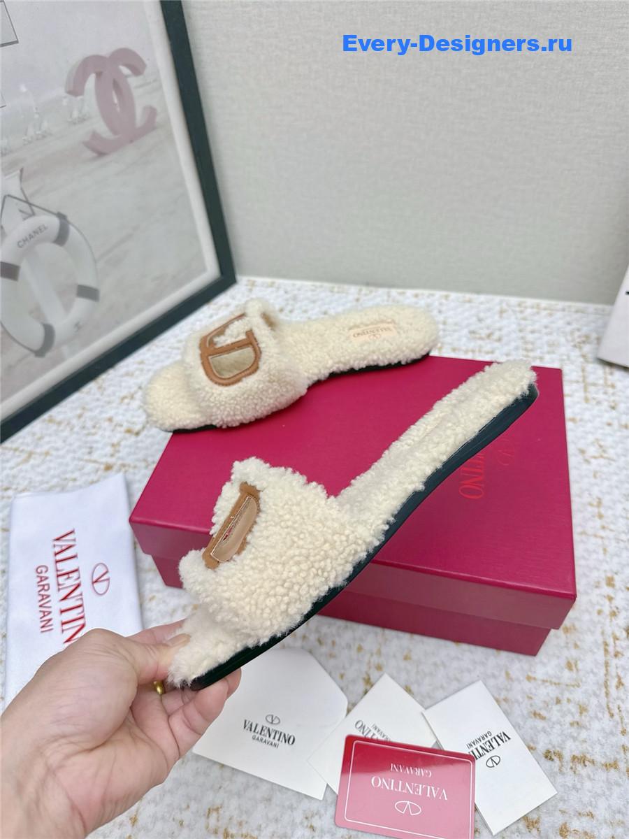 Va1e*ntin0 beige vlogo cutout faux shearling slides