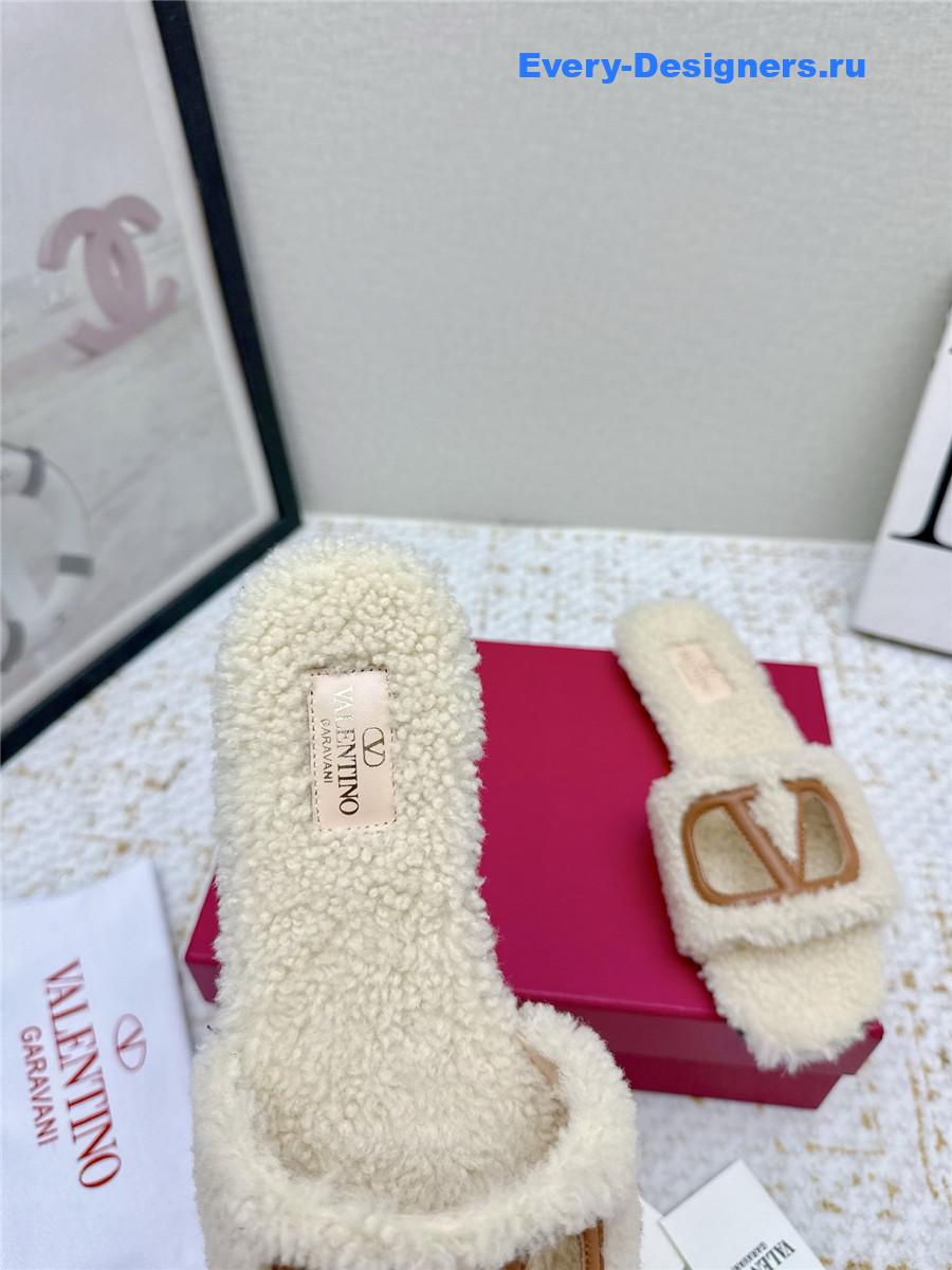 Va1e*ntin0 beige vlogo cutout faux shearling slides