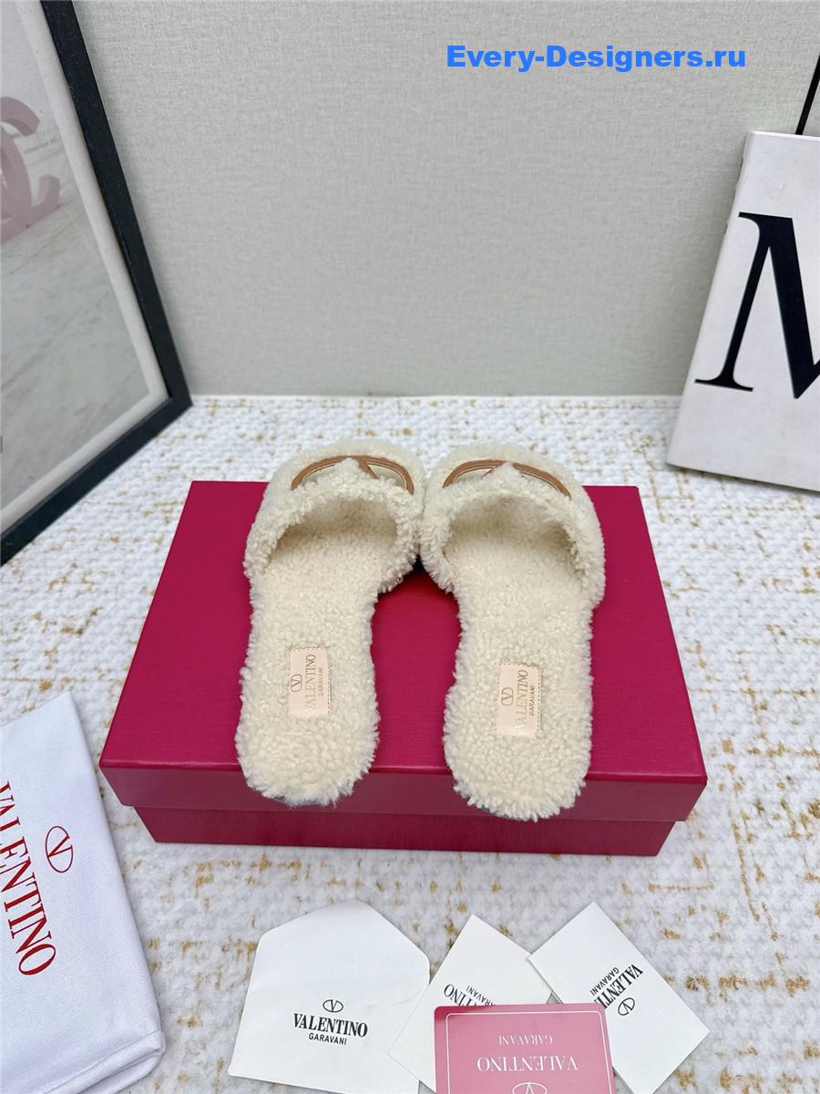 Va1e*ntin0 beige vlogo cutout faux shearling slides